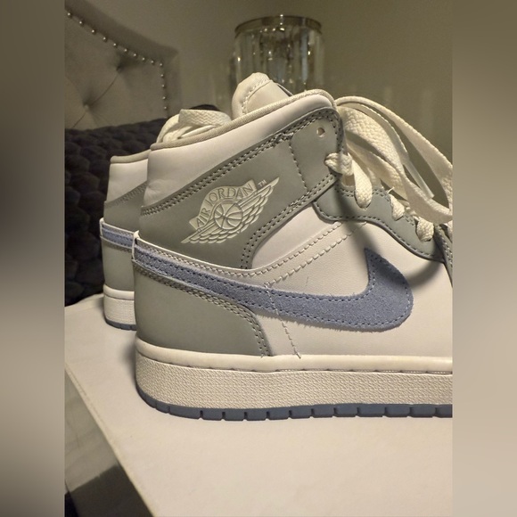 NEW WITH BOX NIKE Air Jordan 1 Midi - Women’s Size 8 - PRISTINE! - Picture 10 of 14